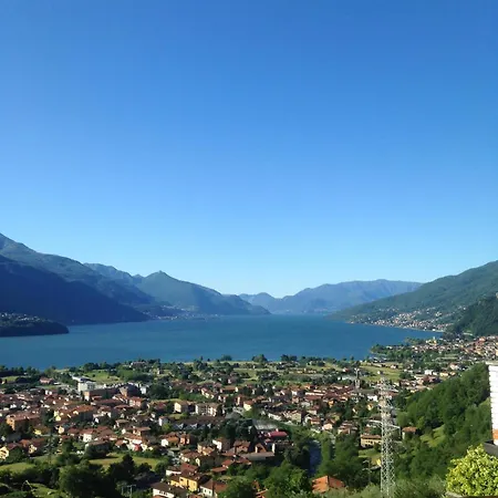 Mit Blick Auf Den Comer Gravedona